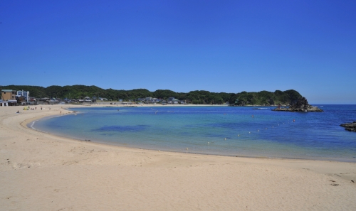 ②透明度抜群「守谷海水浴場」（勝浦）