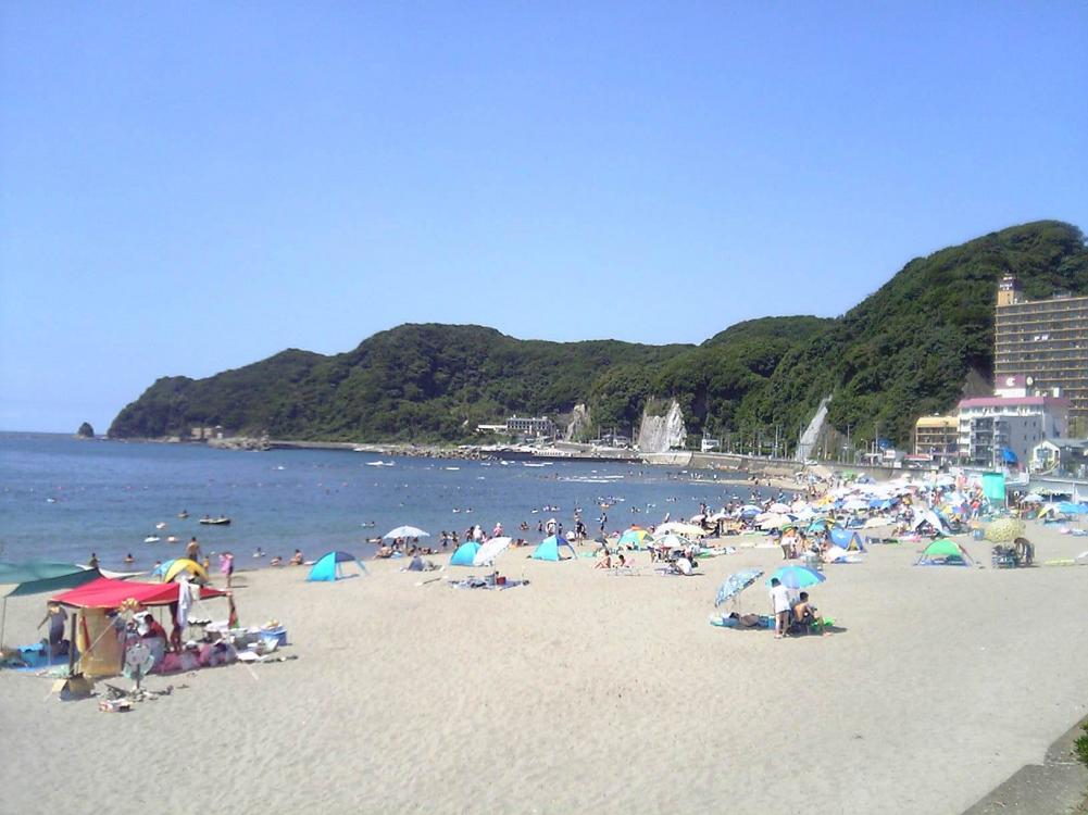 ④安房小湊駅の目の前「内海海水浴場」