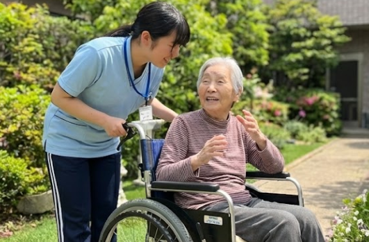 車いすを押す学生