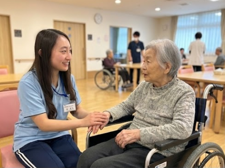 お年寄りと話している生徒