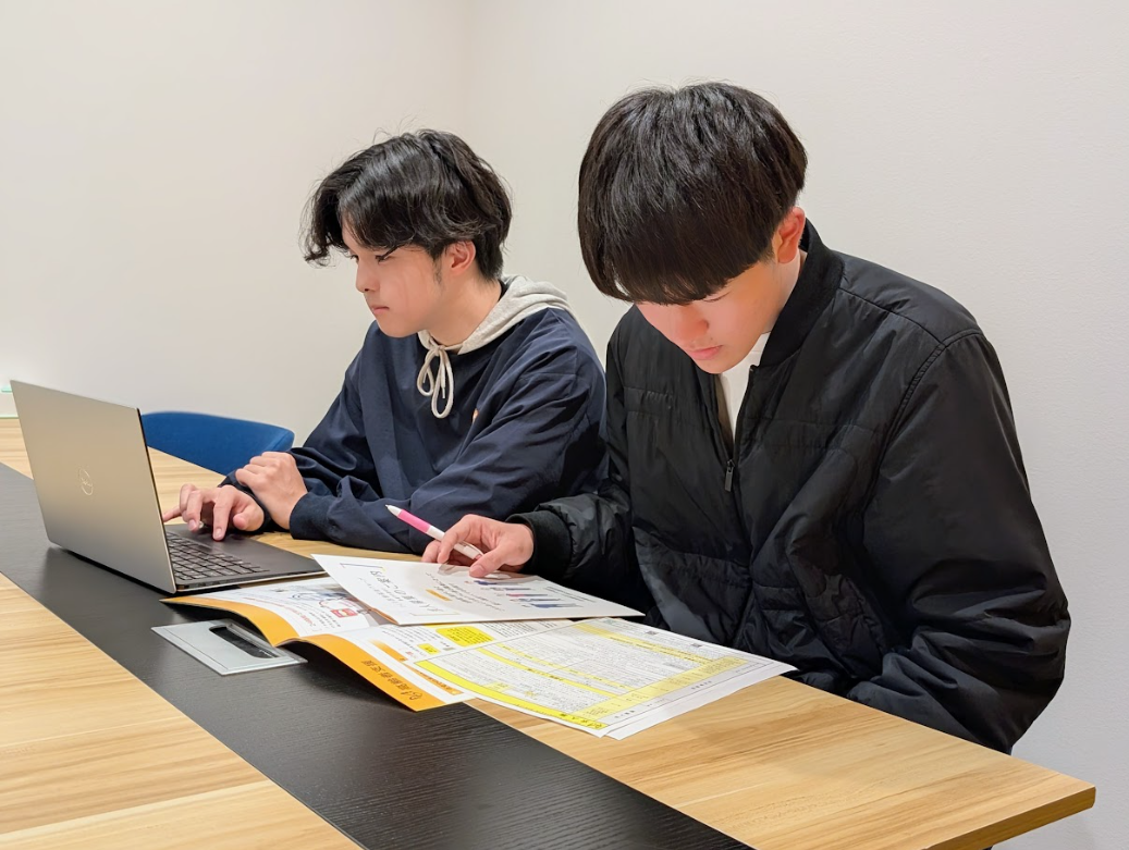 調べものをしている生徒たち